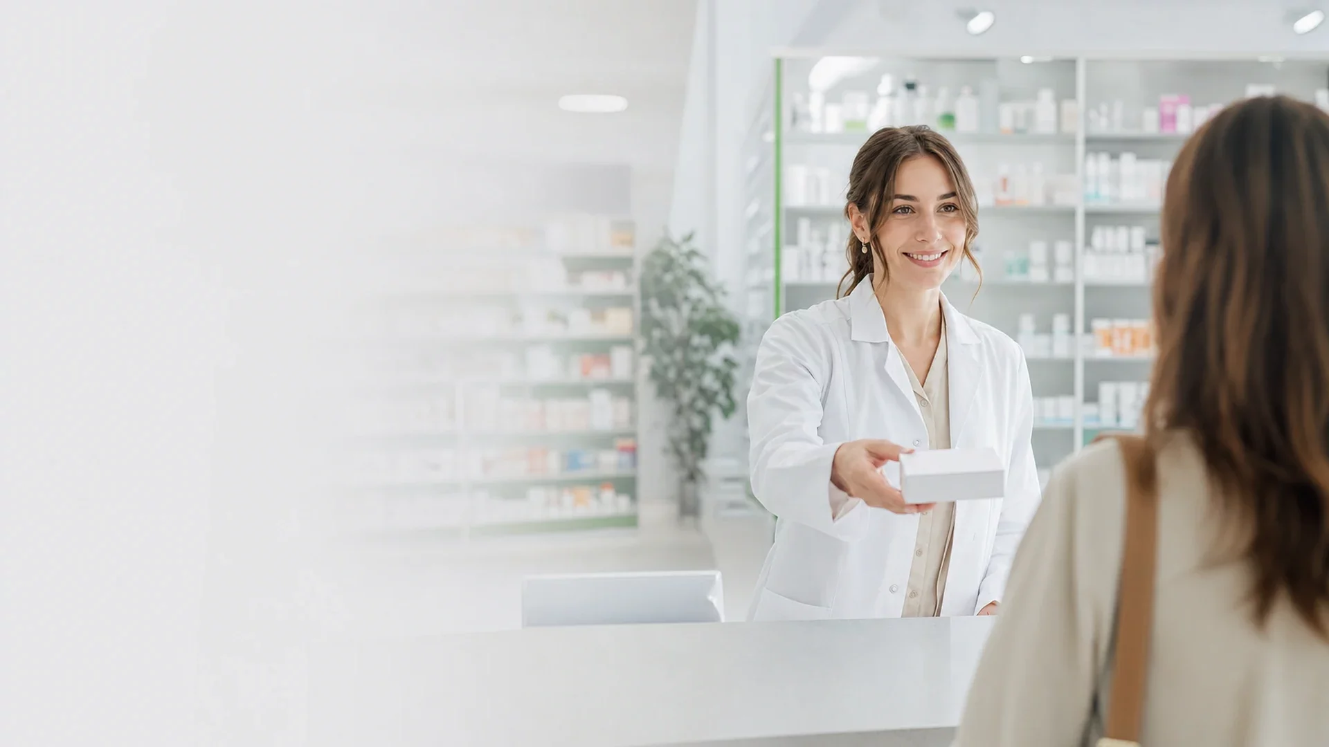Pharmacien consultant une tablette au comptoir